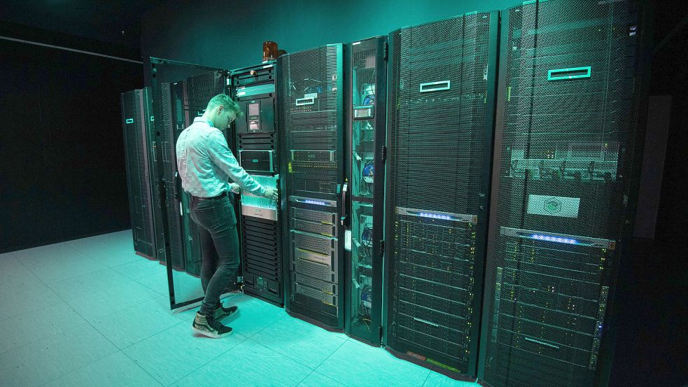 Damit das Internet funktioniert, laufen in Rechenzentren rund um die Uhr Computer. Das verbraucht viel Strom. Es macht schätzungsweise schon ein Fünftel des weltweiten Energiebedarfs aus. Symbolfoto: Marijan Murat/dpa