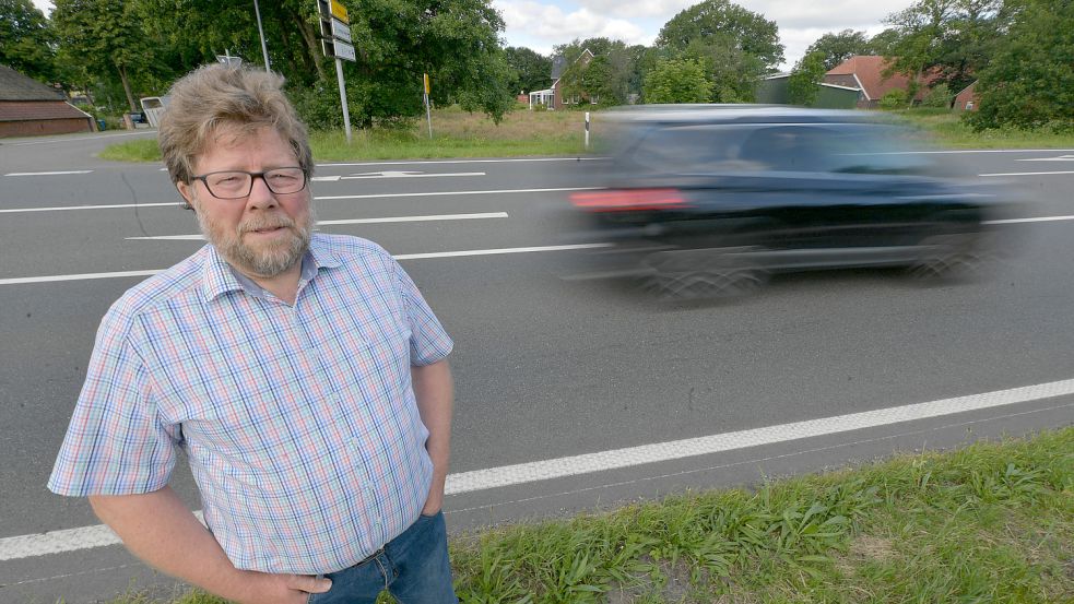 Hans Freese wohnt in Großefehn-Ulbargen nur 60 Meter von der Bundesstraße 72 entfernt. Ihn stört die Straße nicht. Gegen die B210n ist er trotzdem. Foto: Ortgies