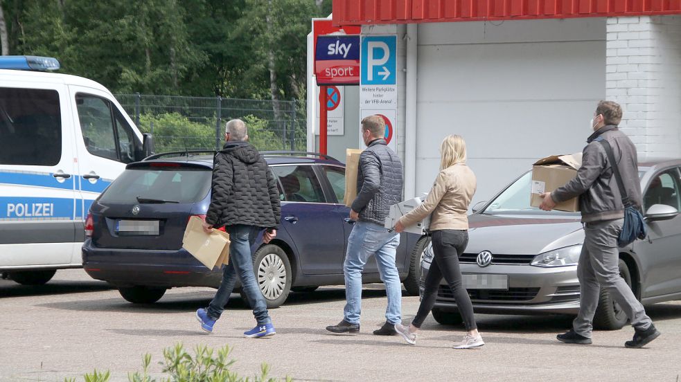 Polizeibeamte hatten rund 60 Umzugskartons voller Beweismittel gesichert. Archivfoto: Noglik