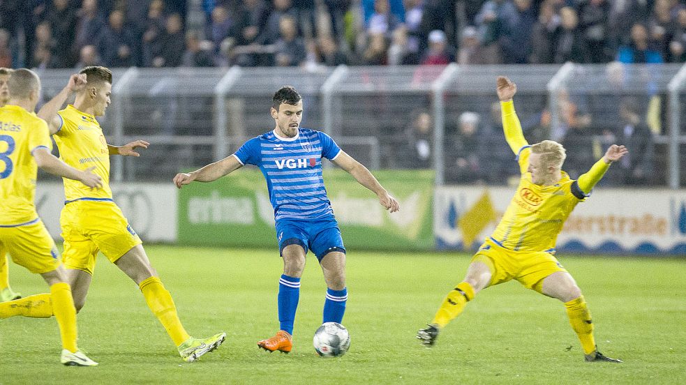 Im September 2019 trat Nick Köster (rechts) mit Atlas Delmenhorst in der Oberliga in Emden. Künftig trägt er nun selbst das Kickers-Trikot. Archivfoto: Doden