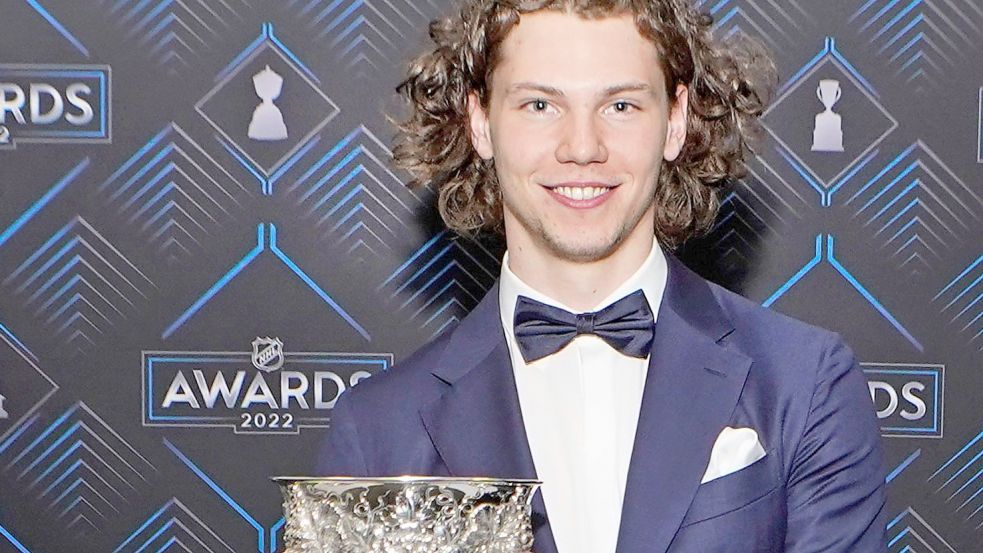 Bester NHL-Neuling: Eishockey-Nationalspieler Moritz Seider der Calder Trophy für den „Rookie of the Year“. Foto: John Bazemore/AP/dpa