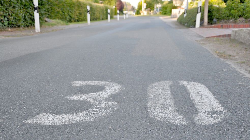 Hier gilt Tempo 30. So steht es schon auf dem Asphalt. Dennoch haben es hier viele Autofahrer oft eilig, klagen Anlieger. Foto: Ullrich