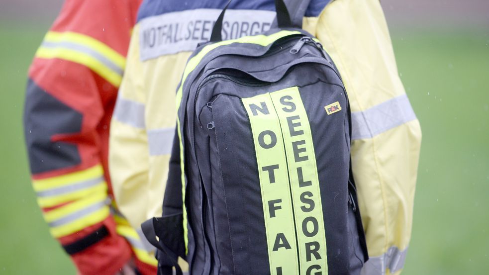 Notfallseelsorger stehen Einsatzkräften – wie Polizeibeamten oder Rettungssanitätern – in emotionalen Extremsituationen zur Seite. Foto: Patrick Seeger/dpa