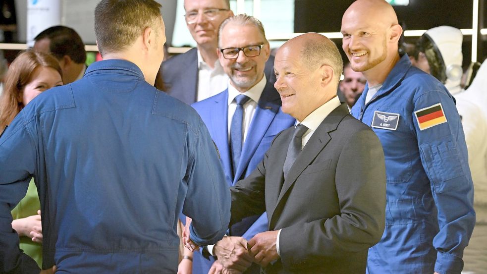 Bundeskanzler Olaf Scholz (2.v.r., SPD) im Gespräch mit Matthias Maurer (l), Astronaut, Josef Aschbacher (M), ESA-Generaldirektor, und Alexander Gerst (r), Astronaut, auf der Internationalen Luft- und Raumfahrtausstellung (ILA). Foto: Bernd von Jutrczenka/dpa