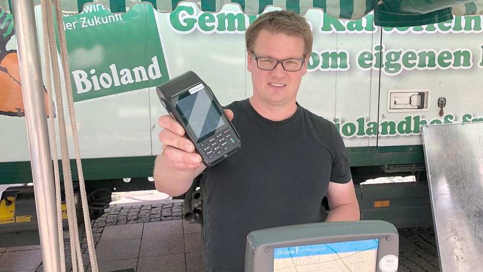 Biohändler Heiko Freese bietet seit einem Jahr Kartenzahlung für seine Kunden an.