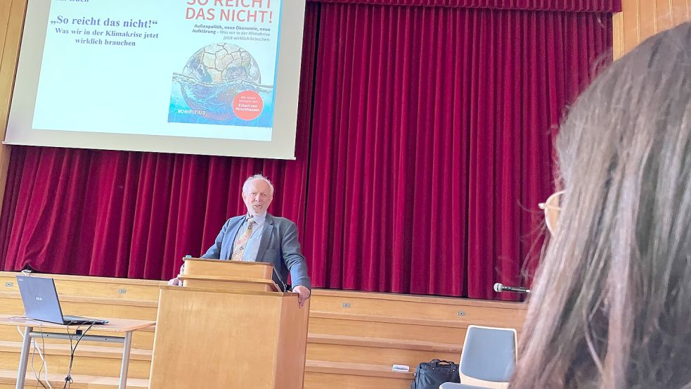 Der renommierte Wissenschaftler Ernst Ulrich Michael Freiherr von Weizsäcker musste sich vielen kritischen Nachfragen von Schülern stellen. Foto: Kierstein