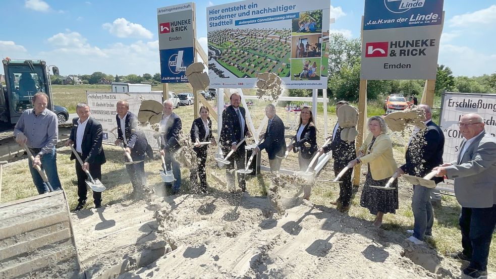 Für das Gruppenfoto greifen Oberbürgermeister Tim Kruithoff (Sechster von links) Vertreter der Stadt, des Emder Rates und von beteiligten Entwicklungsgesellschaften zur Schaufel. Foto: Päschel