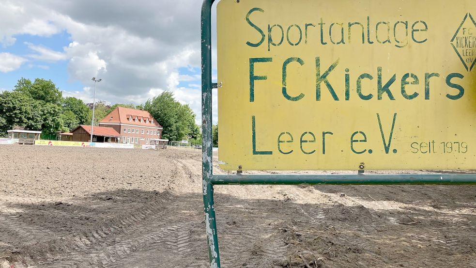 Der Platz von Kickers Leer wurde großflächig mit schwerem Gerät bearbeitet. Foto: Kierstein