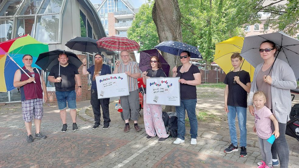 Der Treffpunkt Pewsum, eine Autismus-Selbsthilfegruppe, hatte am Samstag im Stadtgarten Interessierten Rede und Antwort gestanden. Mit bunten Schirmen wollten sie auf sich aufmerksam machen. Foto: Hanssen