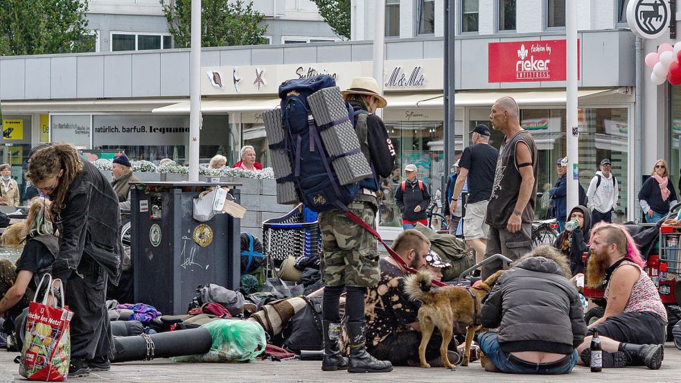 Punks in Westerland: Sie hören laute Musik, pöbeln, trinken Bier – und „pissen alles voll“. Foto: imago images/Eibner