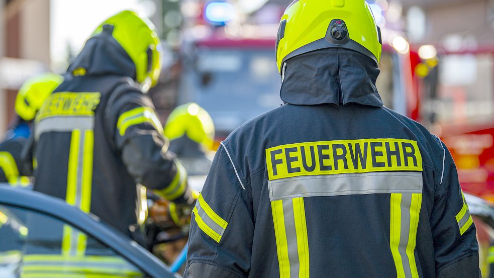 Die Feuerwehr ist derzeit in Detern im Einsatz. Foto: David Inderlied/dpa