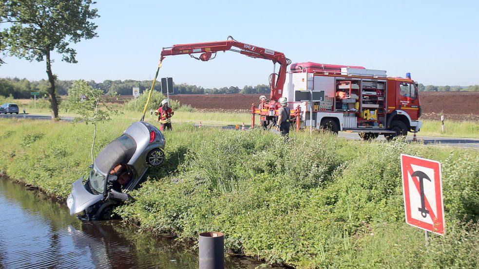 Eines der verunglückten Autos landete mit der Front im Kanal. Die Feuerwehr zog den Wagen aus dem Wasser. Foto: Feuerwehr Wiesmoor/Bienhoff