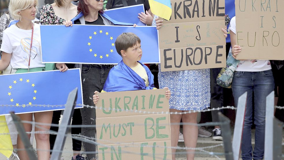 Solidaritätsbekundung für die Ukraine am Rande des EU-Gipfels in Brüssel. Foto: picture alliance/dpa/AP