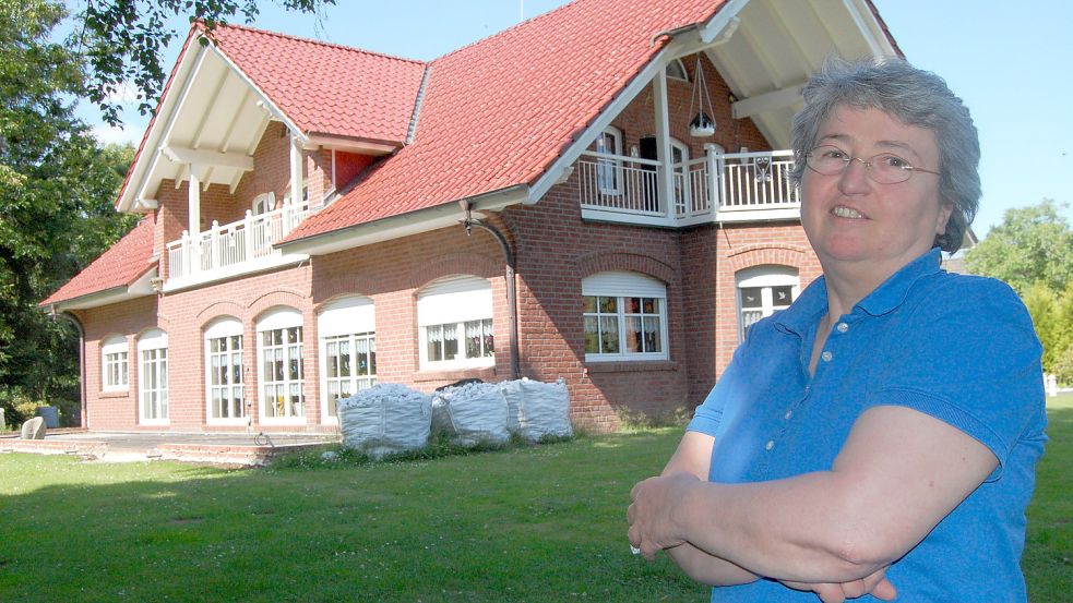 In und an ihrem Haus in Tannenhausen hat Sigrid Griesel immer etwas zu tun. Die Terrasse muss renoviert werden. Foto: Luppen
