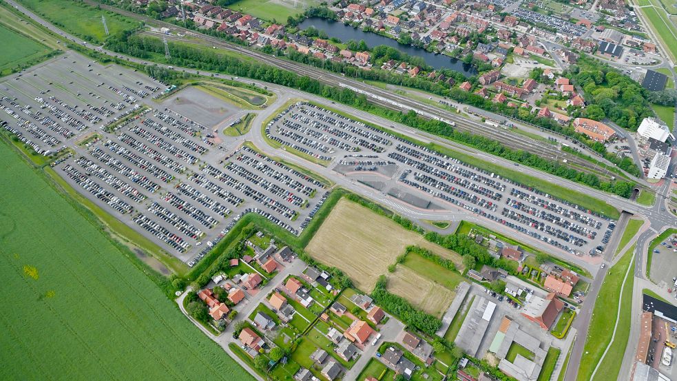 Hier ist der Frisia-Parkplatz P2 in Norddeich zu sehen, wo Hunderte Carports für Elektroautos entstehen sollen. Foto: Stromann