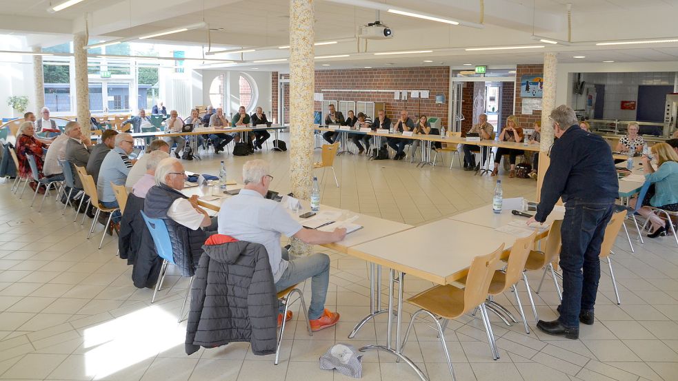Der Rat kam in der Mensa der IGS in Pewsum zusammen. Foto: Hillebrand