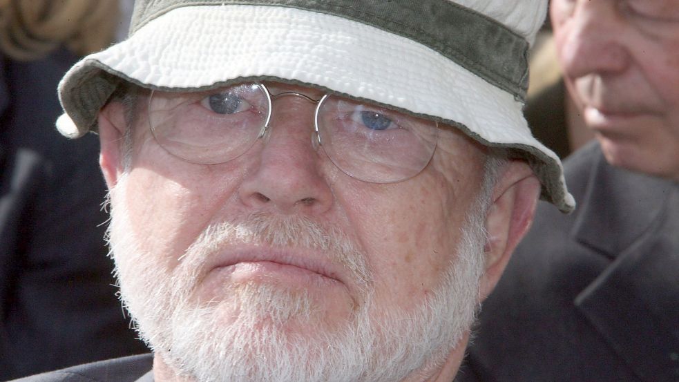 Schauspieler Ernst Jacobi während der Dreharbeiten zum Fernsehfilm „Mein alter Freund Fritz“ (2006). Foto: Holger Hollemann/dpa
