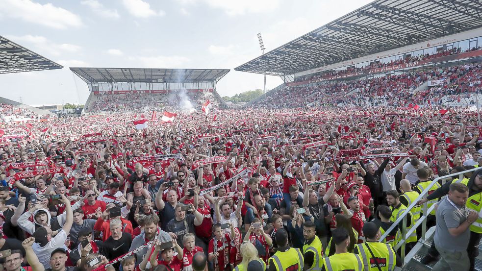 Nach dem Drittliga-Aufstieg am letzten Regionalliga-Spieltag Mitte Mai (Foto) herrscht bei den Fans von Rot-Weiss Essen große Euphorie. In einer halben Stunde hatte der Verein schon 6000 Dauerkarten verkauft. Foto: Imago