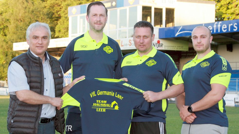 Frank Bajen (Zweiter von rechts) wird der Kopf des Germania-Trainerteams bleiben. Angehören werden diesem auch Frank Scholl (Zweiter von rechts) als Torwart-Trainer und Co-Trainer sowie George Goguadze (rechts) als spielender Co-Trainer. Die Personalplanungen treibt auch der 2. Vereinsvorsitzende Ferhat Özdemir (links) mit voran. Foto: Verein