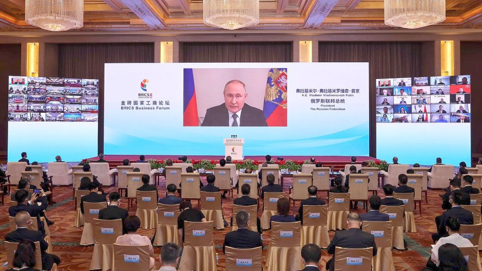 Auf diesem von der chinesischen Nachrichtenagentur Xinhua veröffentlichten Foto hält Wladimir Putin (Monitor), Präsident von Russland, bei der Eröffnungszeremonie des BRICS-Wirtschaftsforums in Peking eine Grundsatzrede per Videoschalte. Foto: Yin Gang/Xinhua/AP/dpa