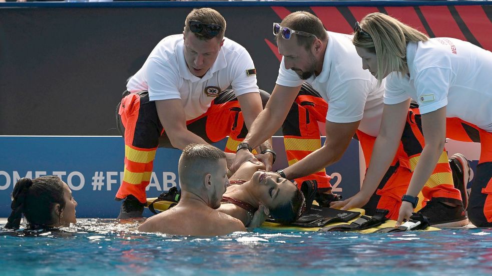 Die bewusstlose Anita Alvarez musste von ihrer Trainerin und Rettungspersonal aus dem Wasser gezogen werden. Foto: Anna Szilagyi/AP/dpa