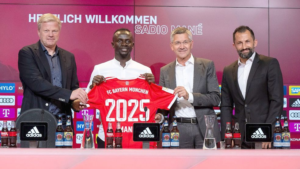 Vorstandschef Oliver Kahn (l-r), Neuzugang Sadio Mané, Vereinspräsident Herbert Hainer und Sportdirektor Hasan Salihamidzic. Foto: Sven Hoppe/dpa