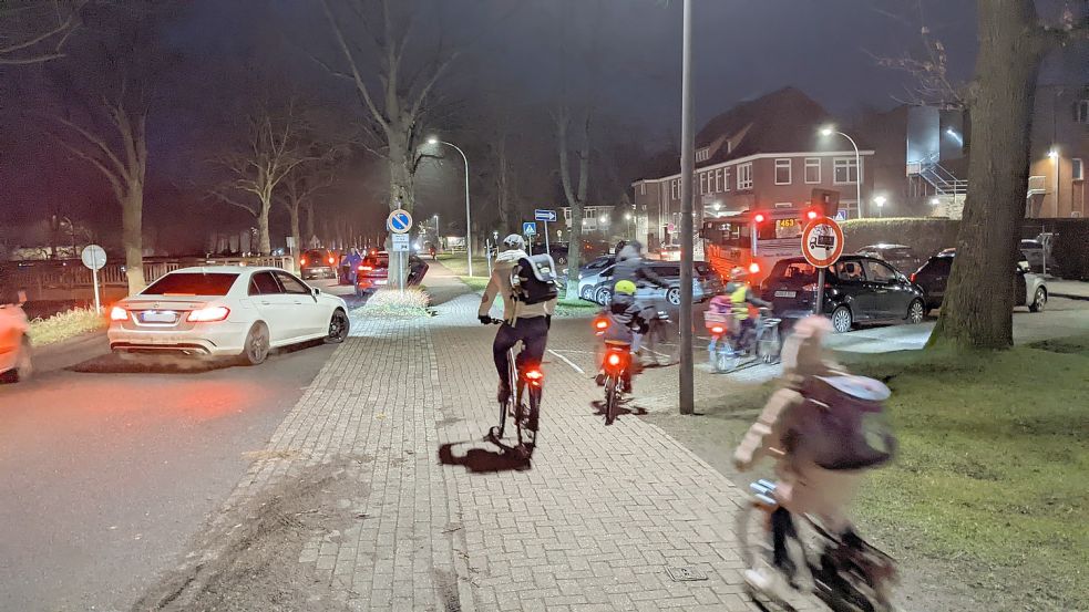 Um den morgendlichen Überlebenskampf vor der KGS und der Grundschule Mitte - hier ein Foto vom Januar - abzumildern, gab die Stadt Wiesmoor ein Verkehrskonzept in Auftrag. Am Donnerstag wurde es vorgestellt. Foto: Homes/Archiv