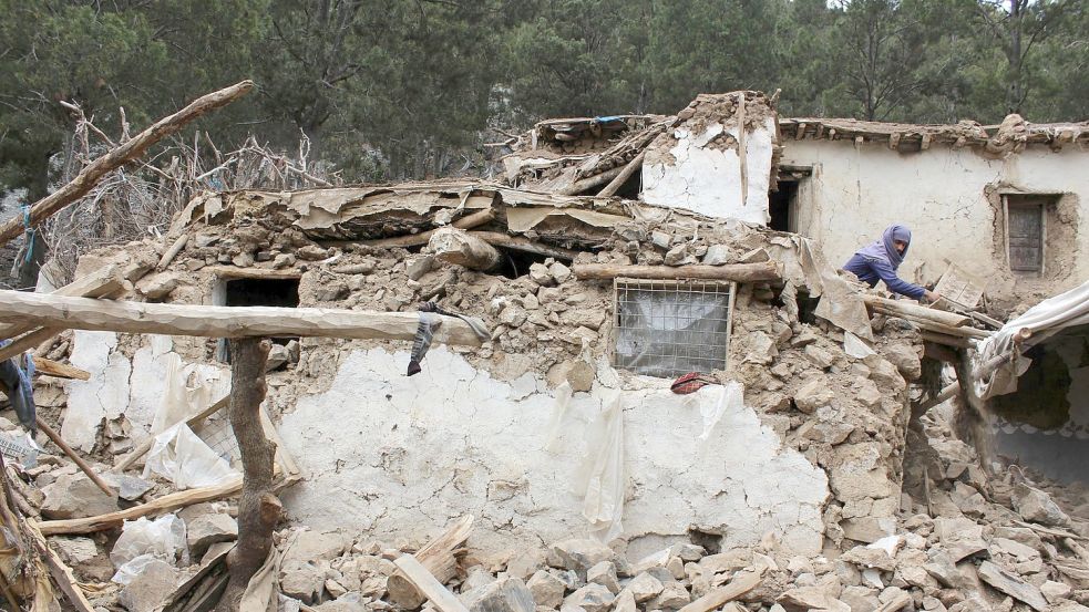 Ein Dorfbewohner sucht in den Trümmern seines Hauses in Chost nach seinen Habseligkeiten. Foto: Uncredited/AP/dpa