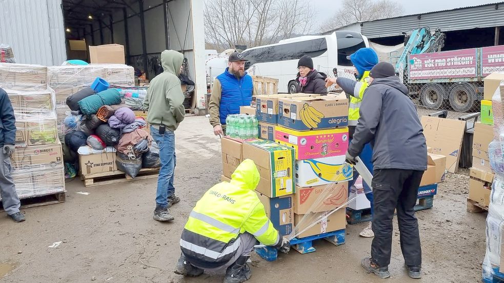 Ein ukrainischer Spediteur lädt die Spenden aus Ihlow an der Grenze bei Żurawica mit Helfern auf seine Fahrzeuge. Polnische Fahrer bringen sie zu einem Umschlagpunkt in der Ukraine. Foto: Gebers