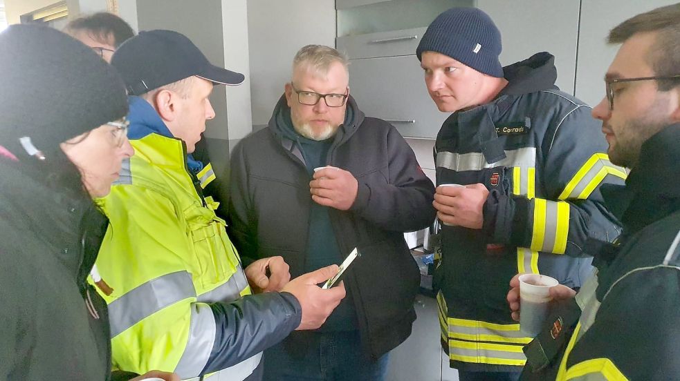 Der Spediteur Igor (gelbe Jacke) ist einer der wichtigsten Ansprechpartner für die Spenden aus Ihlow geworden. Foto: Gebers