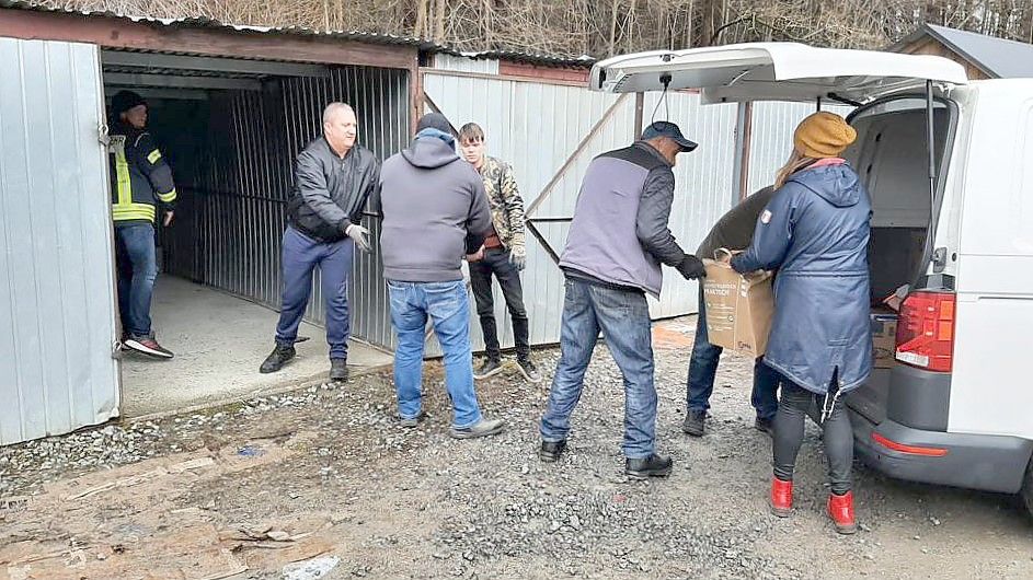 Die Spenden für das Kinderkrankenhaus in Dubno werden in dieser Garage an der Grenze zwischengelagert. Foto: Gebers