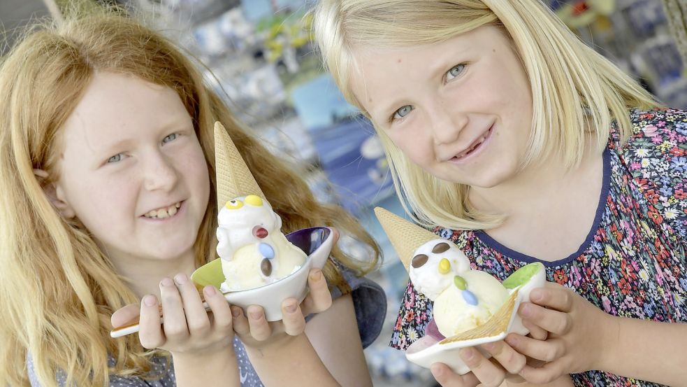 Emilia (links) und Tessa essen eigentlich sonst lieber andere Eisbecher. Aber mit ihren Pinocchios können sie sich in Esens auch anfreunden. Foto: Ortgies