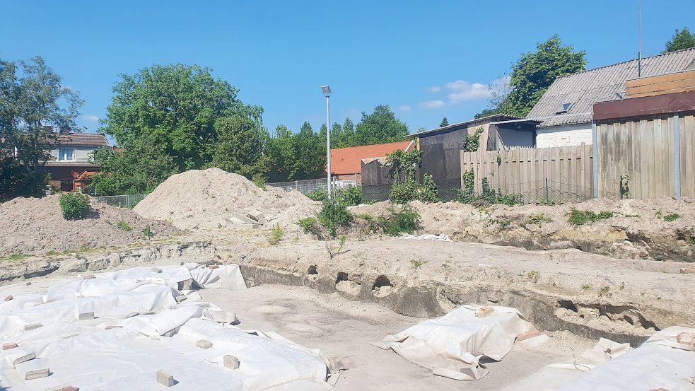 Die Fundstellen sind mit Planen abgedeckt für den Fall, dass die Archäologen noch einmal ran wollen. Foto: Gettkowski