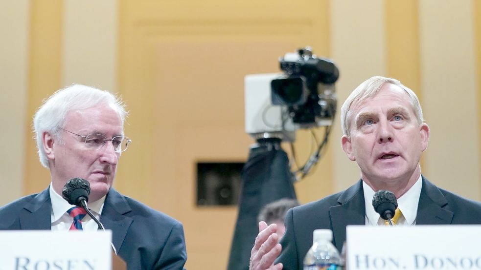 Der ehemalige geschäftsführende US-Justizminister Jeffrey Rosen (l) lauscht der Aussage seines damaligen Stellvertreters, Richard Donoghue. Foto: Jacquelyn Martin/AP/dpa