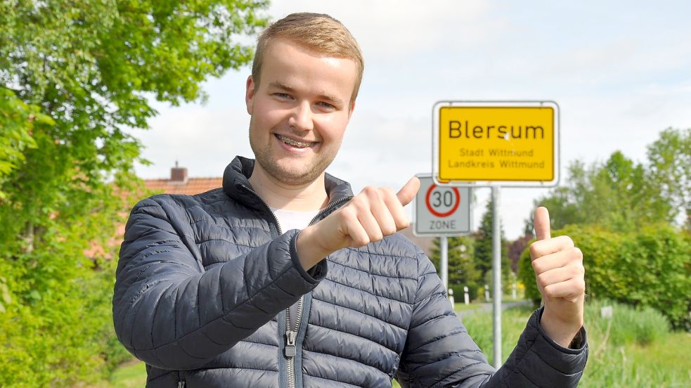 Adrian Heeren vor dem Blersumer Ortsschild. Noch ist es ruhig im Dorf, doch am kommenden Freitag findet hier das Baller-Ina-Festival statt. Foto: Ullrich