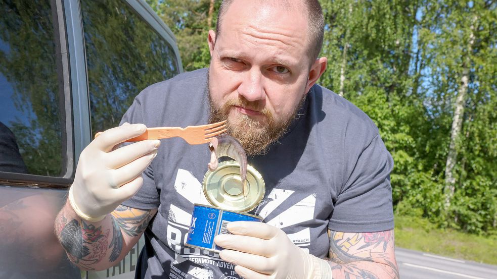 Reinhard Remfort hat sich tatsächlich freiwillig gemeldet und die Dose mit dem vergammelten Fisch geöffnet. Probiert hat er allerdings nicht. Foto: Hock