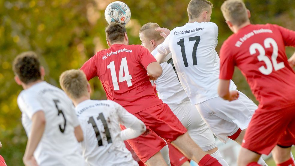 Auch Fortuna Veenhusen (rote Trikots) und Concordia Ihrhove spielen nächste Saison in der A-Klasse. Foto: Ortgies
