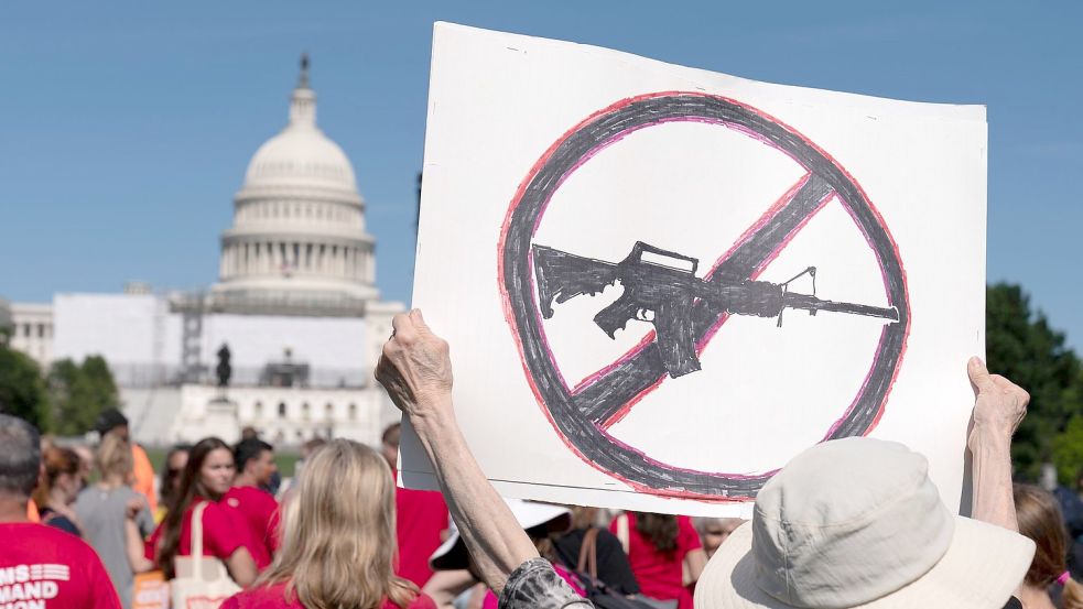 Demonstranten vor dem US-Kapitol fordern nach dem Massaker im texanischen Uvalde schärfere Waffengesetze. Foto: Alex Brandon/AP/dpa