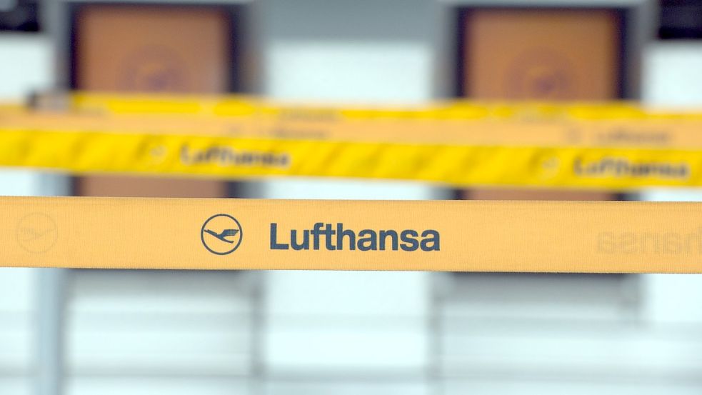 Leere Lufthansa-Ticketschalter am Flughafen Düsseldorf. Mitten in der Sommerferienzeit streicht die Airline wegen Personalmangels mehr als 2000 weitere Flüge an ihren Drehkreuzen Frankfurt und München. Foto: picture alliance / dpa