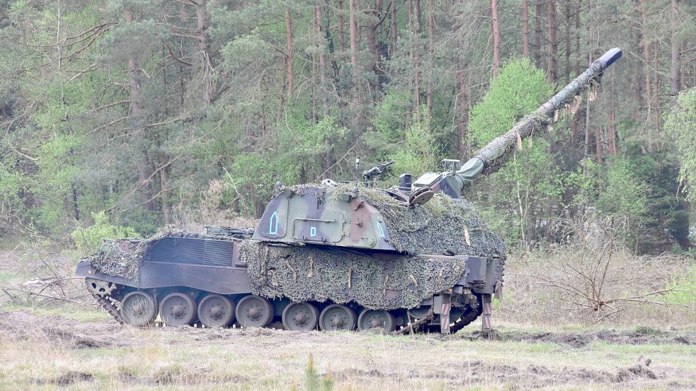 Die ersten von sieben Panzerhaubitzen 2000 - das modernste Artilleriegeschütz in der Bundeswehr - sind in der Ukraine eingetroffen. Foto: IMAGO/Sven Eckelkamp