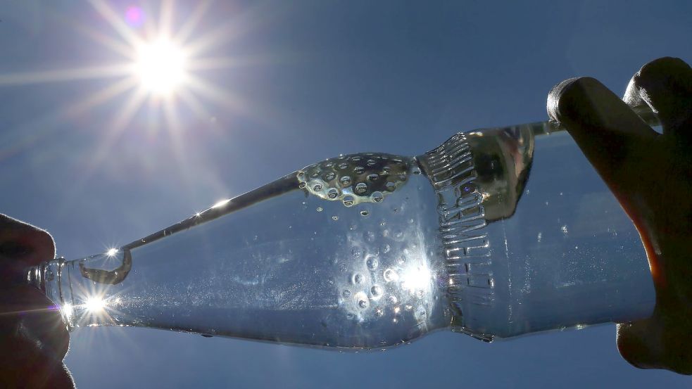 Wenn das Wetter richtig heißt ist, muss ein kaltes Getränk. Aber ist das eigentlich eine gute Idee? Foto: Karl-Josef Hildenbrand/dpa