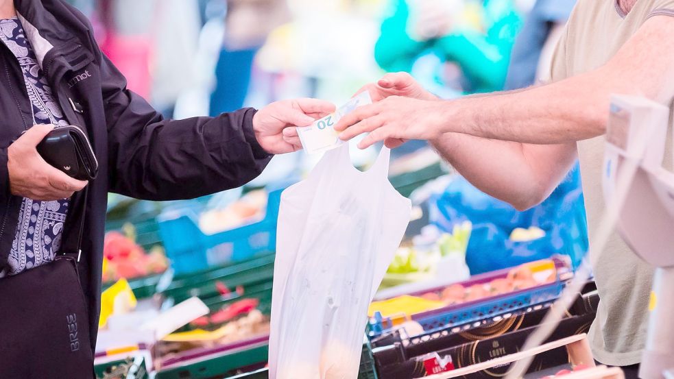Einkaufen auf einem Wochenmarkt: Die Volkswirte machen Verbrauchern wenig Hoffnung, dass die Preise rasch wieder sinken werden. Foto: Christoph Soeder/dpa
