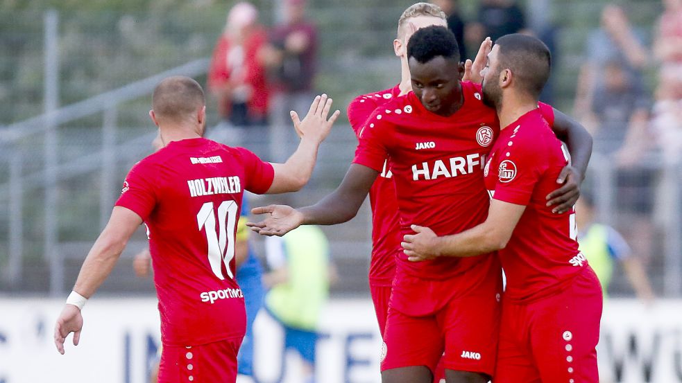 Am Freitagabend gewann Rot-Weiss Essen 5:0 bei Kickers Emden. Nach einer Hotelnacht in Leer geht es am Samstag nach Weener. Foto: Doden