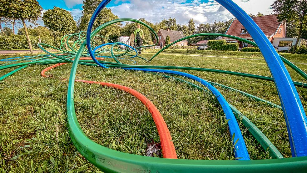 Rund 250 Bauarbeiter sind aktuell für den Glasfaserausbau im Auftrag des Kreises Aurich im Einsatz. Das Bild entstand im vorigen August in Ostersander. Foto: Archiv/Cordsen