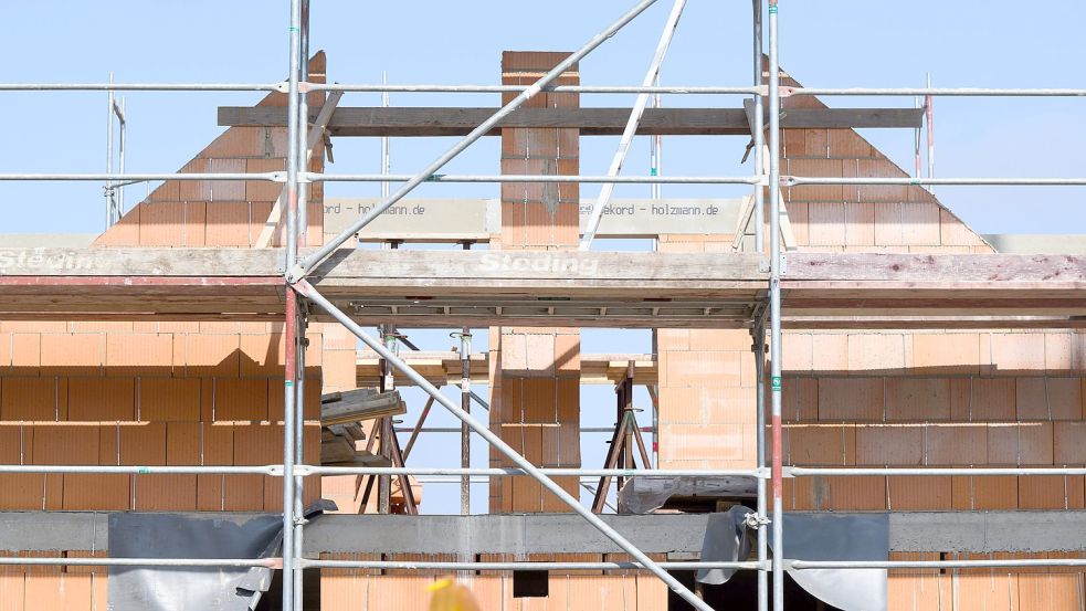 Ein Einfamilienhaus wächst heran. Angesichts steigender Zinsen kühlt die Nachfrage in Baugebieten derzeit ab. Foto: Julian Stratenschulte/DPA