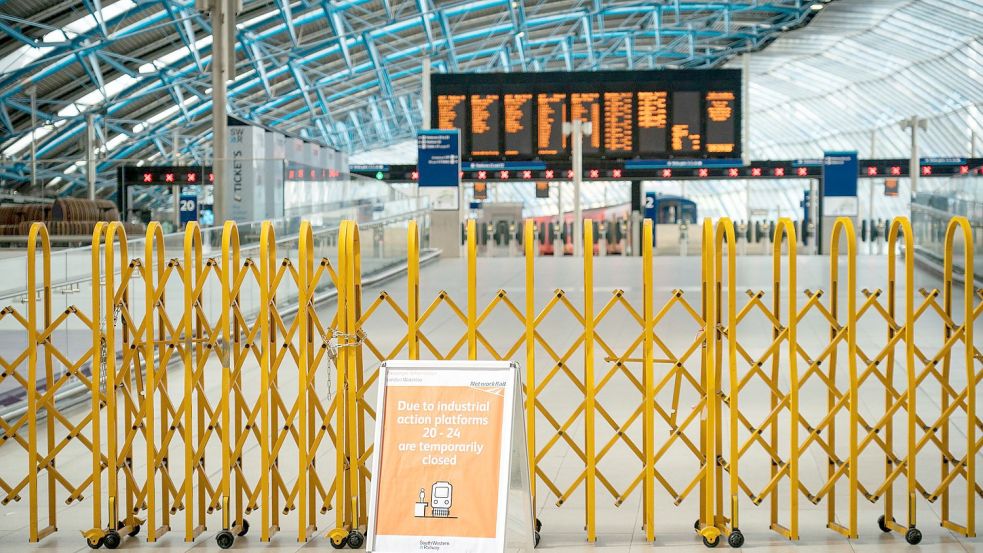 Hier geht nichts mehr: Geschlossene Bahnsteige im Bahnhof Waterloo in London. Foto: Dominic Lipinski/PA/AP/dpa