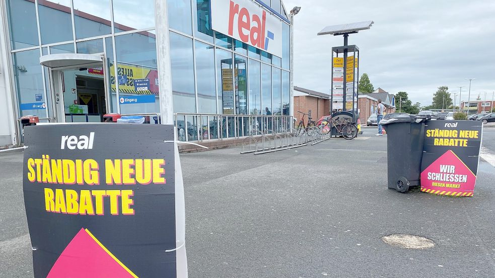 Der Real-Markt in Harsweg lockte in den vergangenen Wochen mit einem Ausverkauf Kunden an. Am Samstag öffneten sich ein letztes Mal die Türen. Foto: Tomé