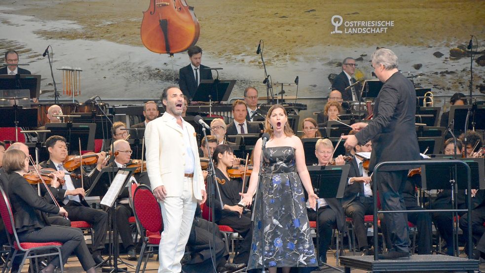 Die Nordwestdeutsche Philharmonie, Sopranistin Julia Bauer und Tenor Nikolai Schukoff begeisterten auf der Freilichtbühne. Fotos: Eden