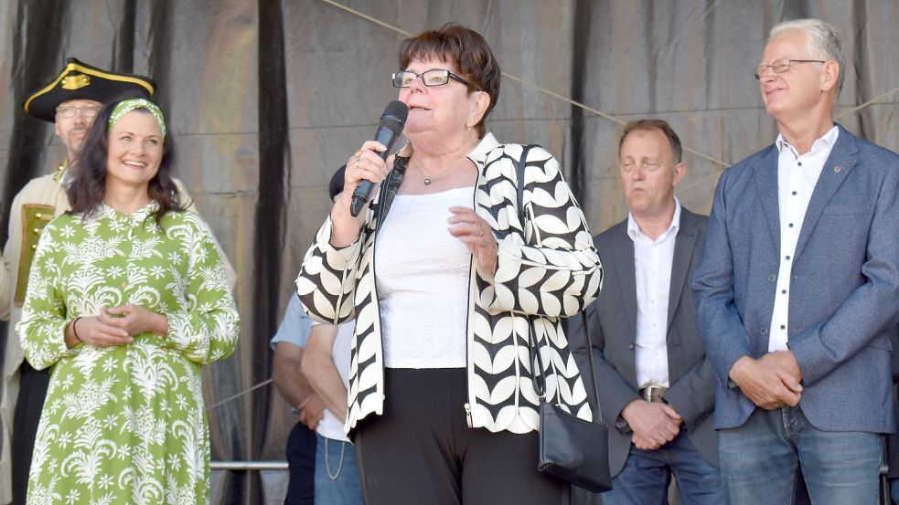 Hedwig Pruin (Mitte) freute sich in ihrer kurzen Rede bei der Bottermarkt-Eröffnung sehr darüber, dass sie Ehren-Ortsbürgermeisterin von Ihrhove werden soll. Foto: Zein