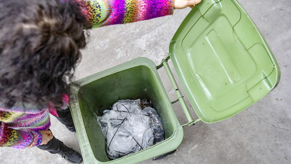 Plastik hat in der Biotonne definitiv nichts zu suchen. Foto: Archiv/Ortgies